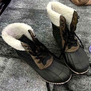 duck boots from maurice’s, only wore a handful of times very comfortable!!